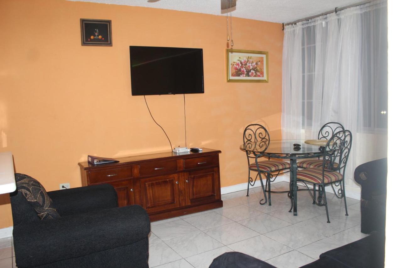 Heart-Of-The-City Apartment With The Amenities Of Home Kingston Esterno foto